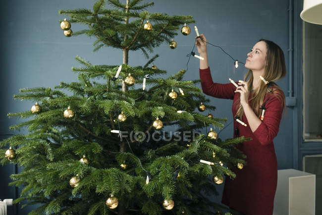 Donna decorazione albero di Natale — Foto stock