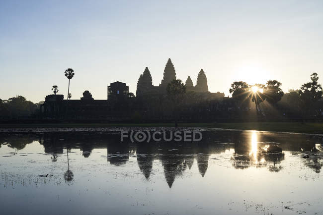 Cambogia, Siem Riep, silhouette di Angkor Wat all'alba — Foto stock