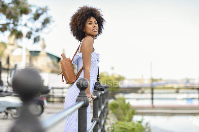 Retrato de mulher jovem na moda com câmera e mochila — Fotografia de Stock
