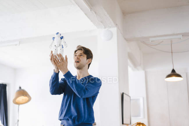 Uomo che tiene il robot nelle mani — Foto stock