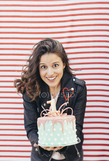 Retrato de mujer con pastel de cumpleaños - foto de stock