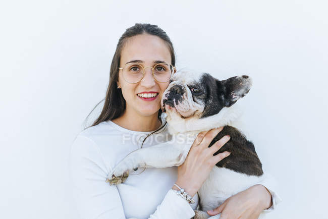 Retrato de mujer junto a su perro - foto de stock
