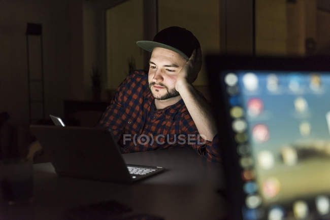 Портрет фрилансера, работающего ночью в офисе — стоковое фото