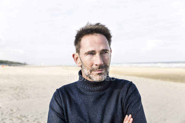 Ritratto di uomo sorridente sulla spiaggia — Foto stock