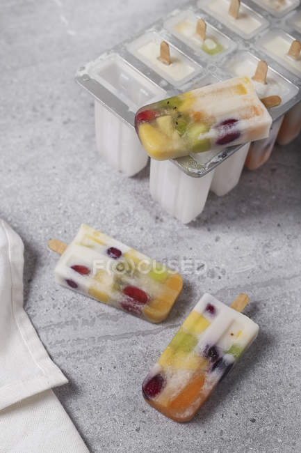 Frutta fatta in casa e yogurt ghiaccioli su marmo — Foto stock