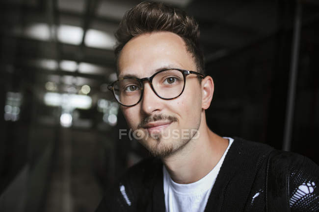 Porträt eines jungen Mannes mit Brille — Stockfoto