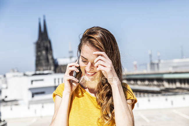 Germania, Colonia, donna sorridente al telefono — Foto stock