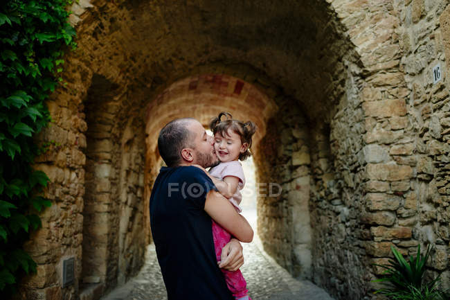 Padre besando a su hija - foto de stock