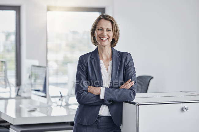 Ritratto di donna d'affari felice in carica — Foto stock
