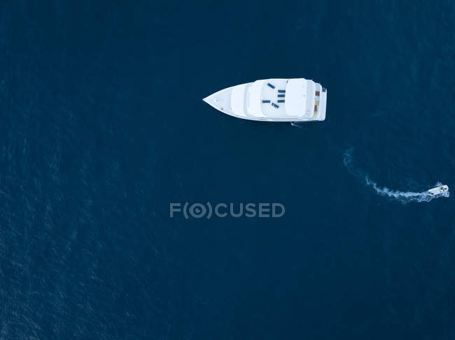 Maldive, Veduta aerea dello yacht e della piccola barca — Foto stock