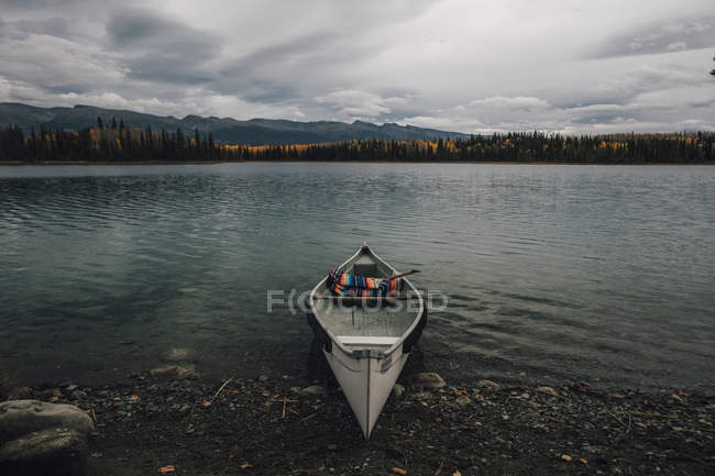 Canadá, Columbia Británica, Lago Boya, Parque Provincial Lago Boya, Kanu - foto de stock