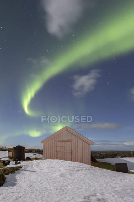 Noruega, Lofoten, Vareid, Flakstad, Utakleiv, auroras boreales - foto de stock