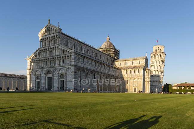 Italy, Tuscany, Pisa, View to Pisa Cathedral and Leaning Tower of Pisa from Piazza dei Miracoli in the evening light — Stock Photo