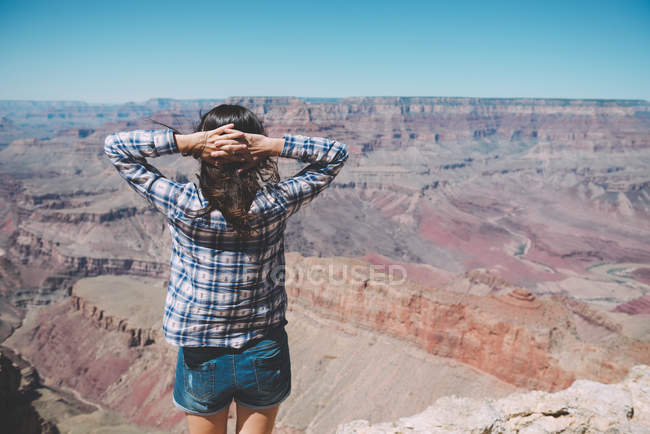 EUA, Arizona, Grand Canyon National Park, Grand Canyon, vista traseira da mulher olhando para a vista — Fotografia de Stock