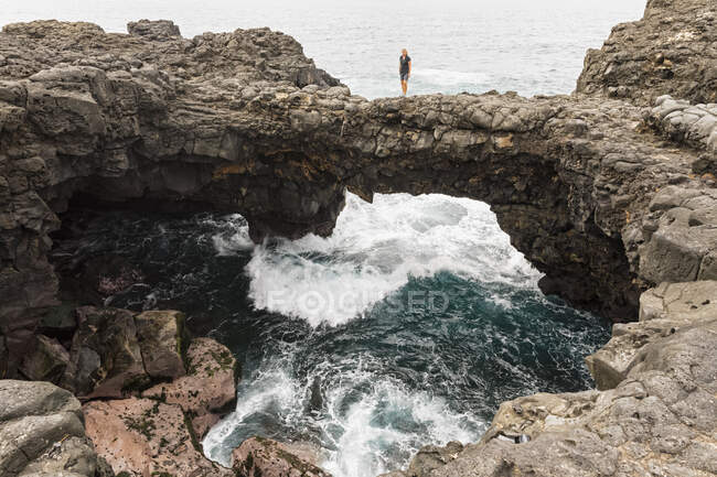 Mauritius, Südküste, Pont Naturel, Touristin auf Steinbrücke — Stockfoto