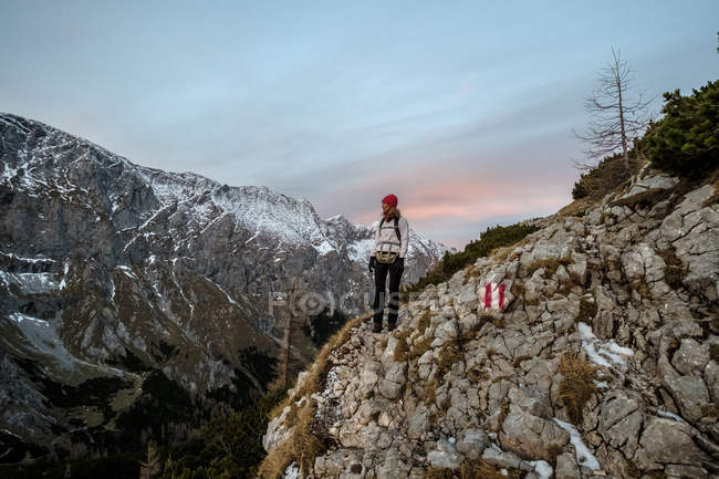 Germania, Baviera, Alpi Berchtesgaden, Schneibstein, escursionista donna — Foto stock