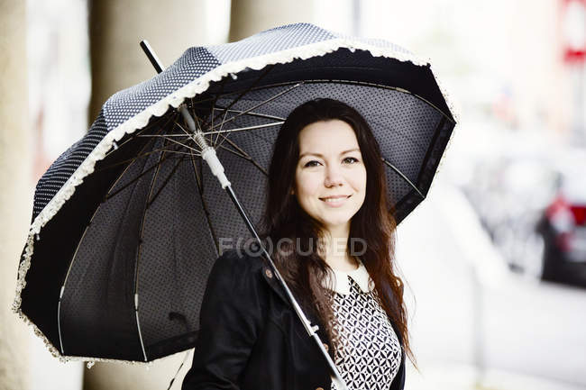 Atlas cuenta Consumir Retrato de mujer joven de moda con paraguas vintage negro — persona, Pelo  oscuro - Stock Photo | #265156604
