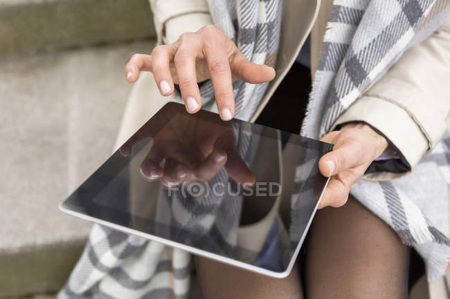 Жінка використовує цифровий планшет, частковий вигляд — стокове фото