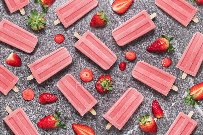 Helados caseros de fresa y fresas sobre mármol - foto de stock