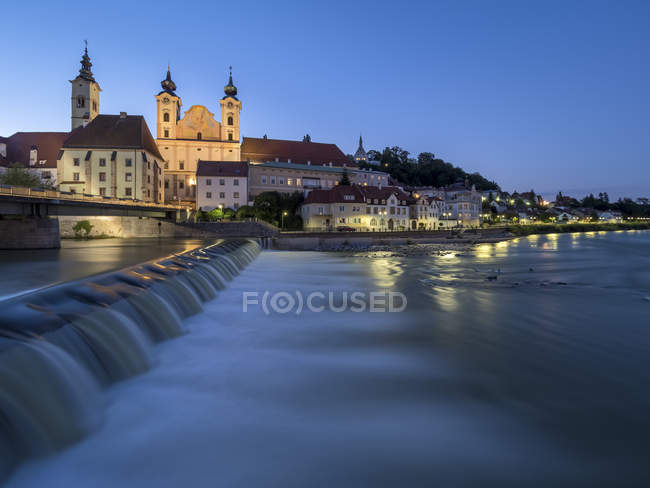 Áustria, Alta Áustria, Steyr, River Enns e a Igreja de São Miguel a uma hora azul — Fotografia de Stock