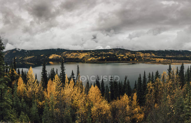 Canada, British Columbia, Kitimat-Stikine A, vista dalla Highway 37, lago in autunno — Foto stock