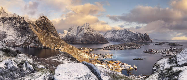 Noruega, Lofoten, Reine durante el día - foto de stock