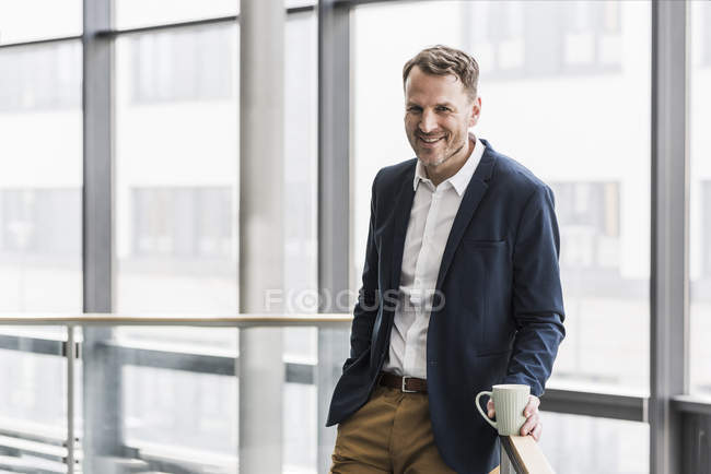 Портрет улыбающегося бизнесмена на кофе-брейке — стоковое фото