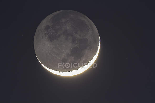Germania, Assia, Hochtaunuskreis, luna grigia chiaro e lune nuove luminose mezzaluna — Foto stock