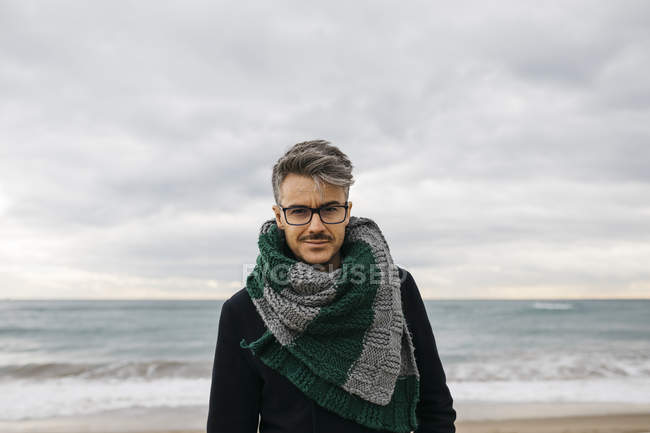 Retrato de homem na praia vestindo cachecol de malha — Fotografia de Stock