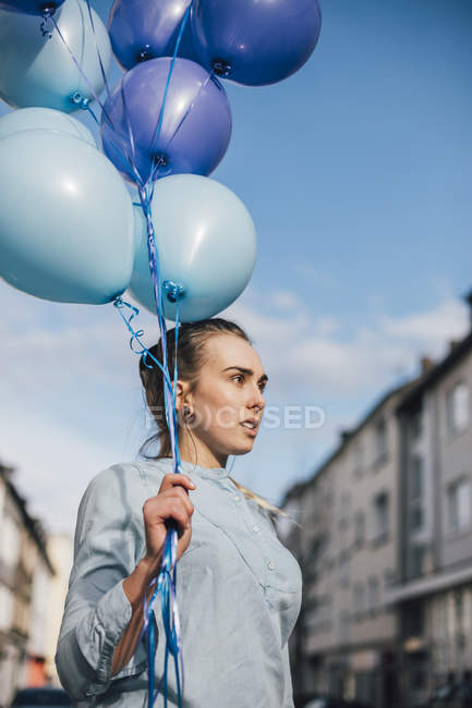 Ritratto di donna con palloncini blu — Foto stock