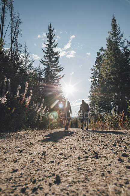 Canada, British Columbia, Kelowna, Myra Canyon, hikers on Kettle Valley Rail Trail — Stock Photo
