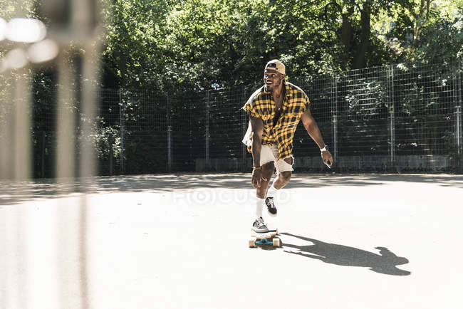 Крутой молодой человек в скейт-парке — стоковое фото