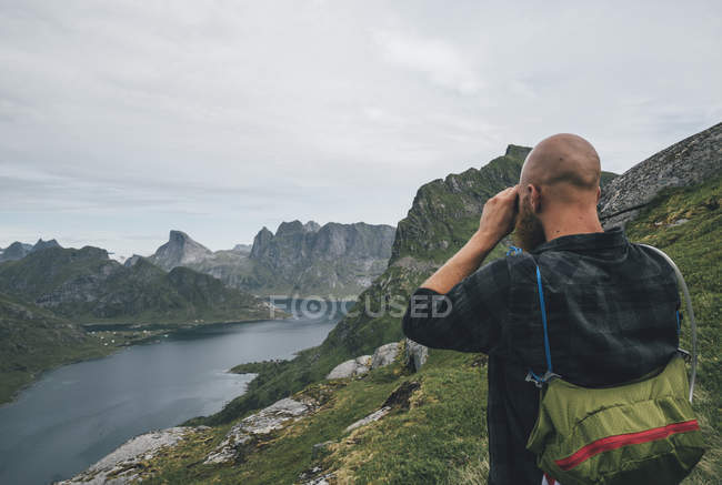 Норвегія, Лофотен, Москенесой, Людина, що дивиться на Керкефьорд — стокове фото