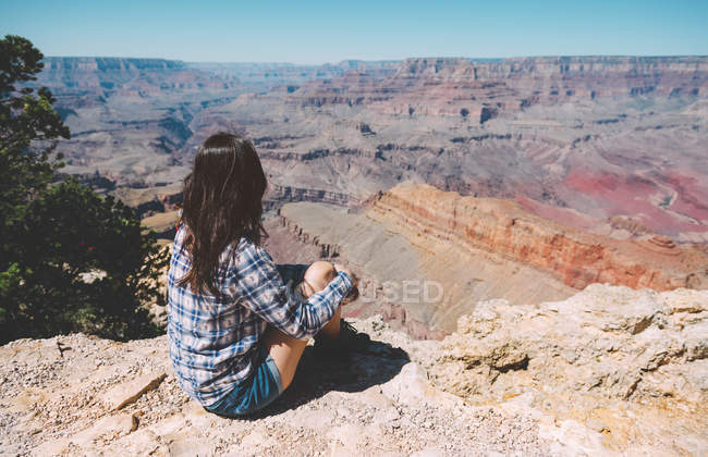 USA, arizona, Grand Canyon Nationalpark, Rückansicht einer Frau mit Blick auf den Blick — Stockfoto