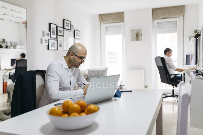 Zwei Männer arbeiten im Homeoffice — Stockfoto