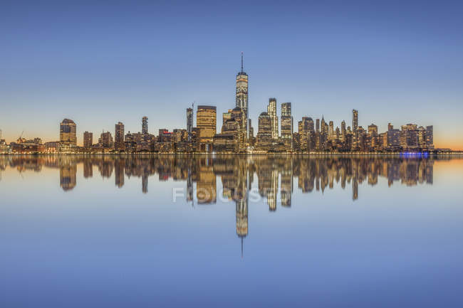 Estados Unidos, Nueva York, Manhattan, Nueva Jersey, paisaje urbano y paseo marítimo - foto de stock