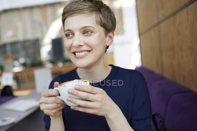 Retrato de loira empresária bebendo café — Fotografia de Stock