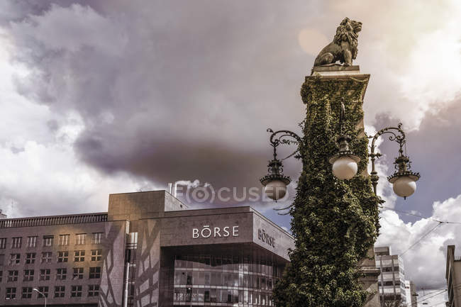 Switzerland, Zurich, Lion statue, SIX Swiss Exchange — Stock Photo