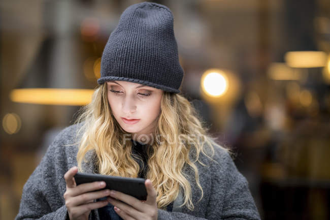 Portrait de jeune femme sérieuse utilisant un smartphone — Photo de stock