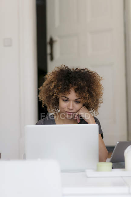 Junge Frau zu Hause mit Laptop — Stockfoto
