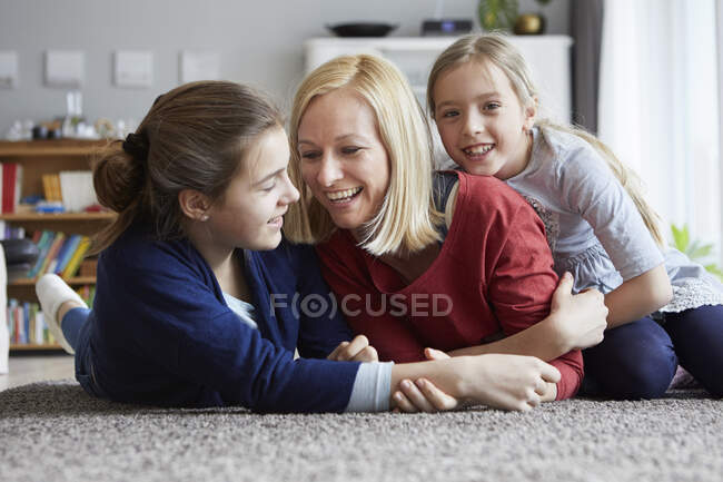Щаслива мати й доньки, які добре бавляться вдома. — стокове фото
