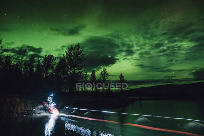Canada, British Columbia, Boya Lake, Boya Lake Provincial Park, Northern Lights, stararry sky at night, light painting - foto de stock