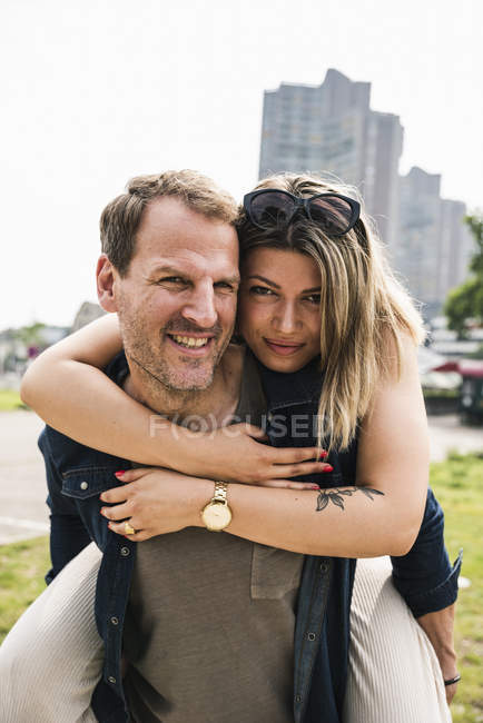 Портрет счастливой пары в городе — стоковое фото