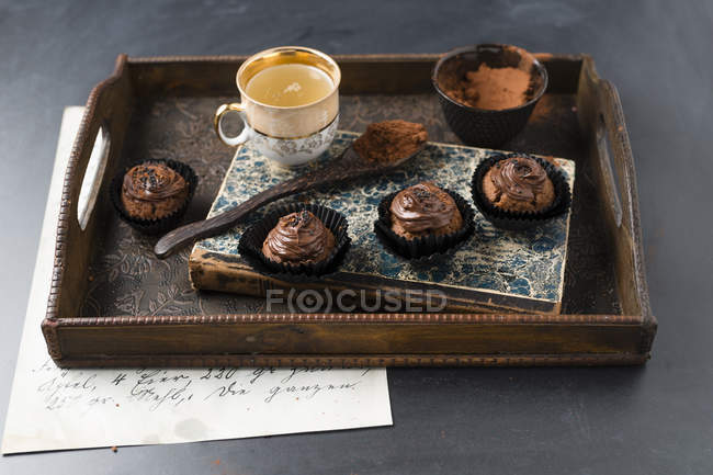 Маленькі кекси з шоколадним кремом і какао-порошком — стокове фото