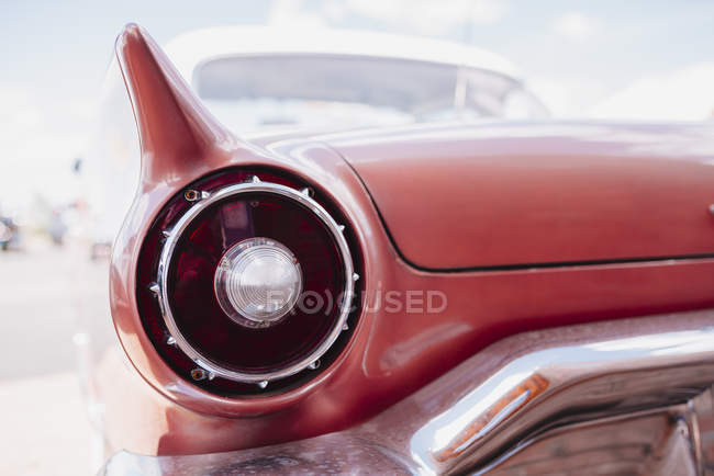 EUA, Arizona, Williams, vista traseira de um carro rosa vintage na Route 66 — Fotografia de Stock