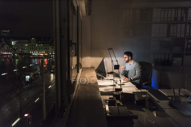 Businessman working on computer in office at night — table, late - Stock  Photo | #265168188