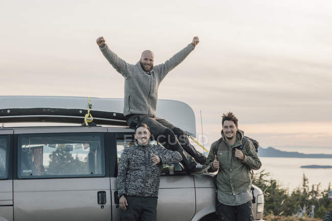 Canada, British Columbia, Prince Rupert, happy friends at minivan — Stock Photo