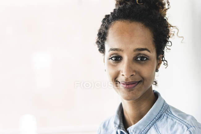 Retrato de uma mulher bonita, sorrindo — Fotografia de Stock