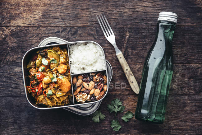 Take Away Cibo, stufato di verdure al tamarindo, carote, zucchine, peperone, melanzane, cipolla, pomodoro e falafel, riso e noci con uvetta — Foto stock
