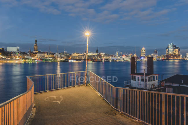 Germania, Amburgo, Vista dal punto di vista Old Elbe Tunnel al porto e Elbe Philharmonic Hall alla luce della sera — Foto stock